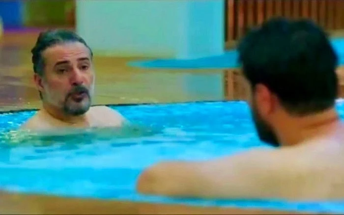 سیدجواد هاشمی در استخر سیدجواد هاشمی در استخر
