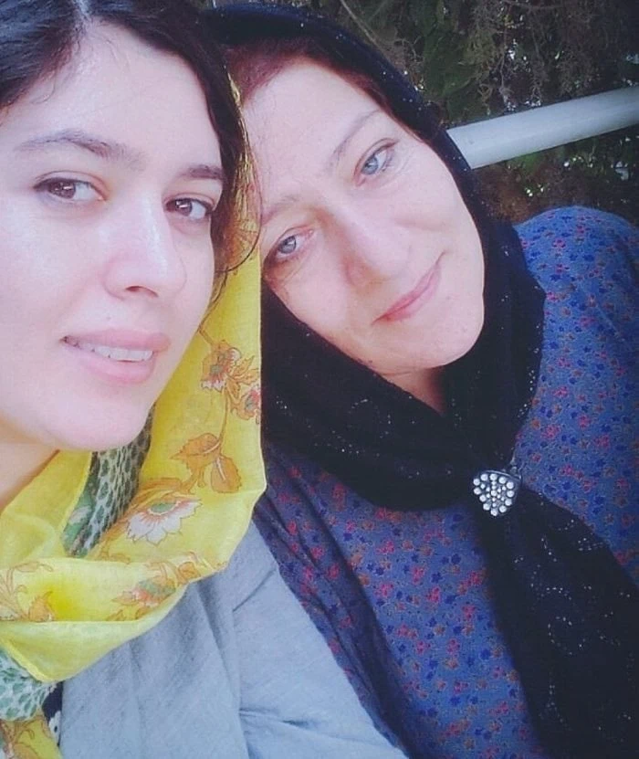 ژیلا شاهی در کنار مادر