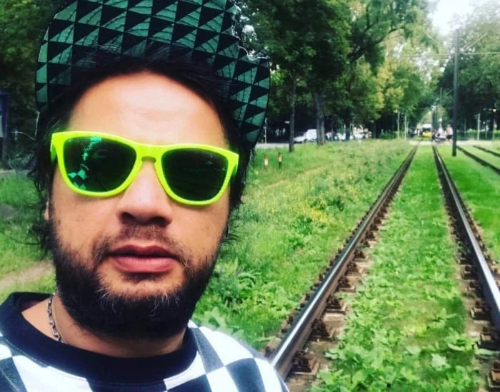 بیوگرافی علی صادقی