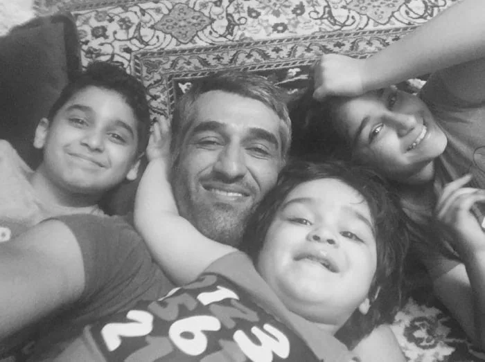 4. پژمان جمشیدی در کنار خواهرزاده ها و برادرزاده اش