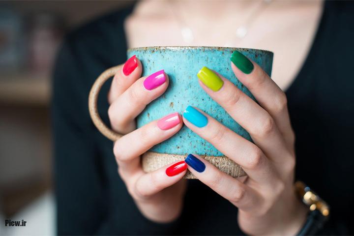 7 رنگ ترند لاک ناخن 2025: بهترین رنگها از سبز ماچا تا زرد کرهای رنگ ترند لاک ناخن 2025
