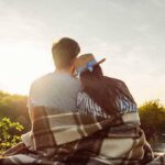 ۱۰ ژست عاشقانه مسافرتی برای عکسهای رمانتیک و به یادماندنی