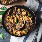 بیف استراگانوف روسی؛ ترکیب گوشت و سس خامه‌ای