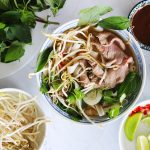 سوپ فو ویتنامی؛ ترکیب نودل و عطر گیاهان تازه