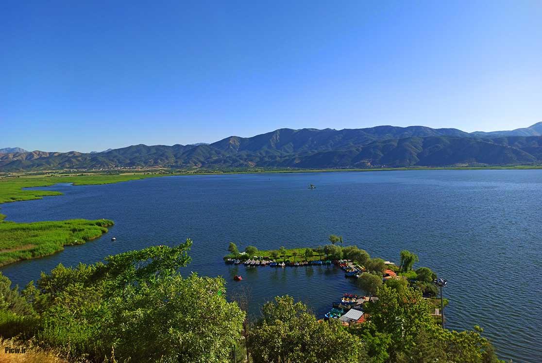 دریاچه زریوار